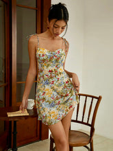 Kurzes Kleid im Boho-Stil mit Knoten und Blumenmuster